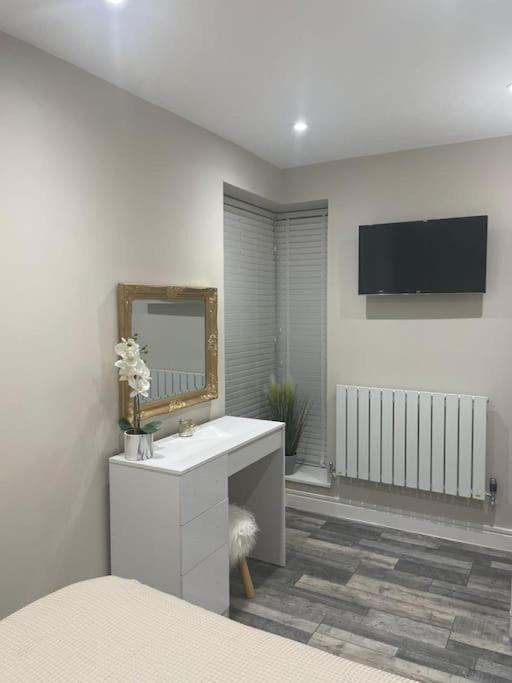 Rivendell Modern 2 Bedroom Apartment In St Peters Village Sleeps 6 Бродстейрс Экстерьер фото